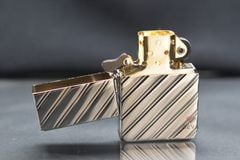 Zippo Tái Bản 1935 Mạ Bạch Kim Kẻ Chéo Platinum Plate ZN389