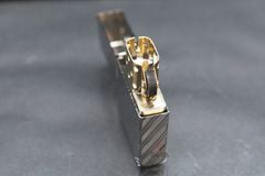 Zippo Tái Bản 1935 Mạ Bạch Kim Kẻ Chéo Platinum Plate ZN389