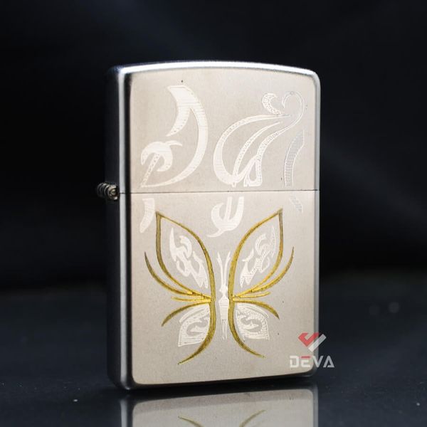 Zippo Satin Khắc Hình Con Bướm Cách Điệu Mạ Vàng Z62