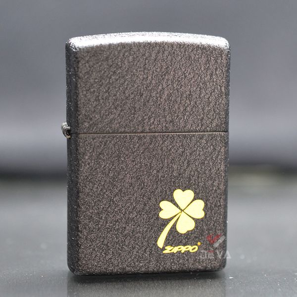 Zippo Sơn Mài Đen Sần Khắc Cỏ 4 Lá Mạ Vàng ZK69