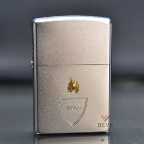 Bật lửa Zippo khắc khiên và hình ngọn lửa ZK71