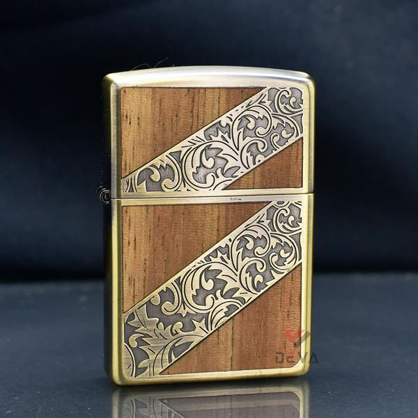 Zippo Kẻ Chéo Ốp Gỗ Khắc Hoa Văn Cổ Điển ZN267
