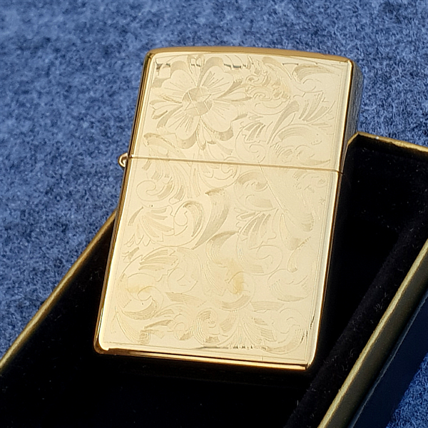 Zippo mạ vàng 1999 Khắc Hoa Văn C371