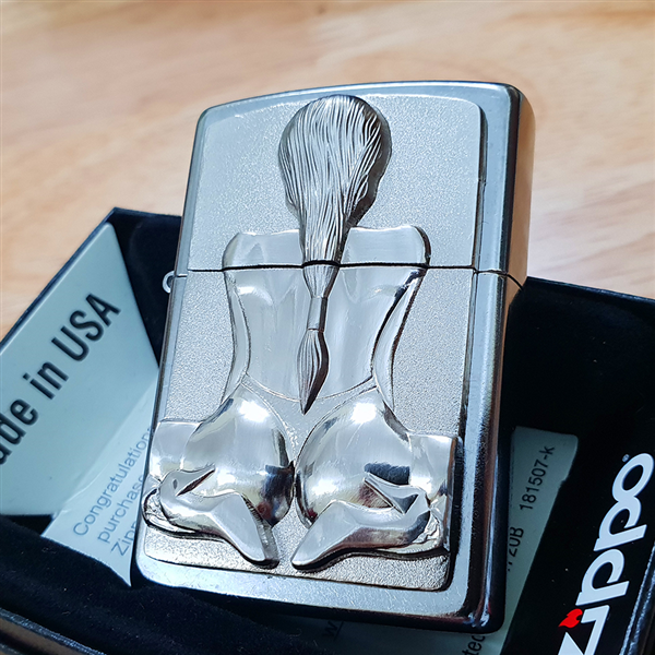 Zippo ốp Emblem Cô Gái Gợi Cảm ZN244