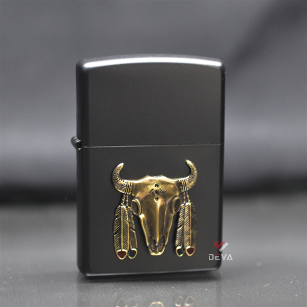 Zippo sơn đen ốp Emblem đầu trâu thổ dân ZN306