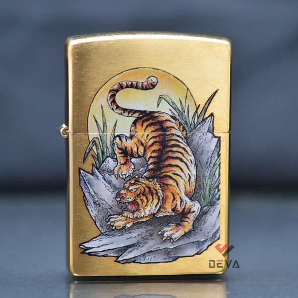 Zippo đồng xước in hình Mãnh Hổ Săn Mồi Z370