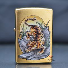 Zippo đồng xước in hình Mãnh Hổ Săn Mồi Z370