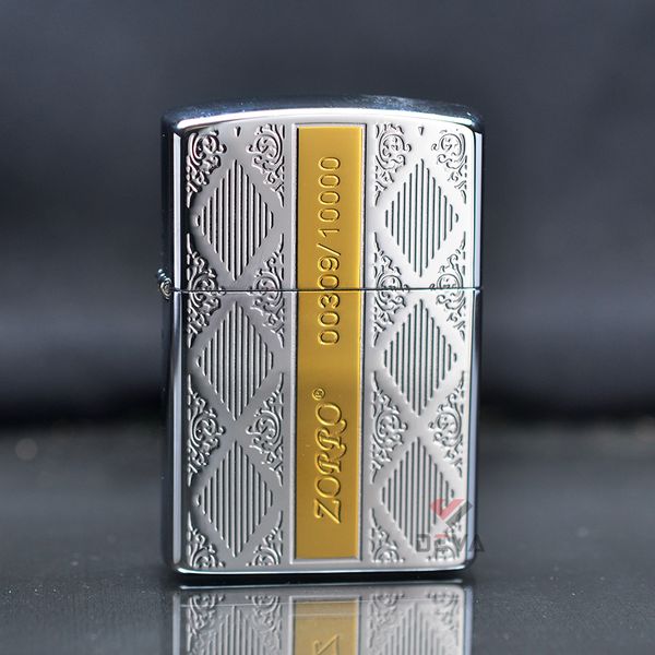 Bật lửa xăng đá Zorro hoa văn chìm sọc vàng bản giới hạn Z92013