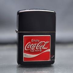 Zippo Tái Bản 1941 Đen Bóng Ốp Emblem Logo Coca-Cola ZN349