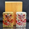 Zippo Bọc Lưới Vàng Ốp Chủ Đề Múa Lân ZN377