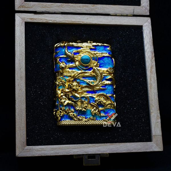 Zippo Ốp Nổi Cá Chép Đầm Sen Mạ Vàng Đính Lam Ngọc ZN90