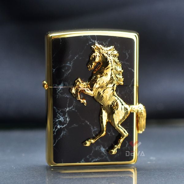 Zippo Ốp Cẩm Thạch Đen Ngựa Nổi Mạ Vàng ZN115