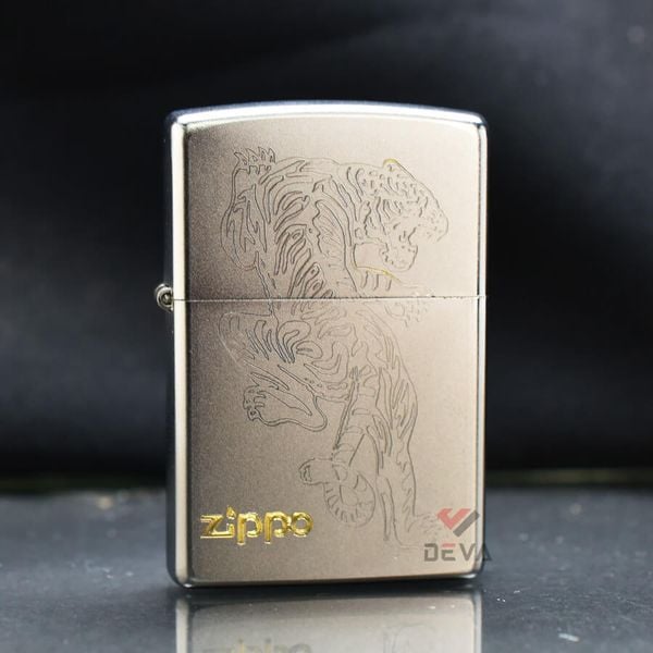 Zippo Mạ Satin Khắc Hình Hổ Săn Mồi ZK14