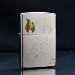 Zippo Satin Khắc Logo Zippo Chéo Và Ngọn Lửa Vàng ZK16