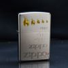 Zippo Mạ Satin Khắc Chuỗi Logo Và Ngọn Lửa Biểu Tượng ZK45