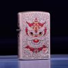 Bật lửa xăng đá Zorro khắc đầu lân may mắn số giới hạn Z91909