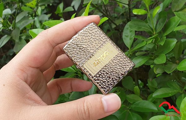Zippo hoa văn vân bạc ZN148