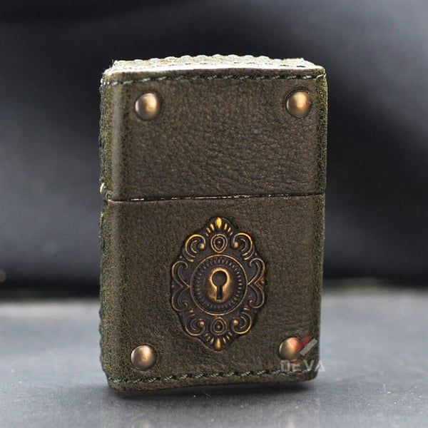 Zippo Bọc Da Khảm Emblem Ổ Khóa Cổ ZN227