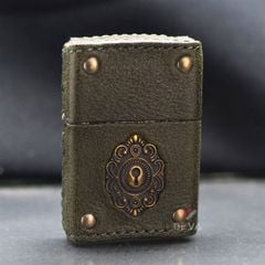 Zippo Bọc Da Khảm Emblem Ổ Khóa Cổ ZN227