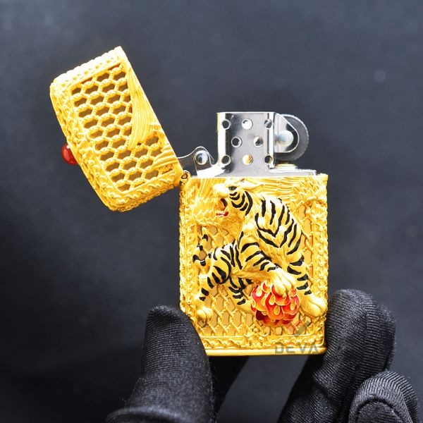 Zippo Slim Bọc Lưới Vàng Ốp Hình Mãnh Hổ Tung Cánh ZN171