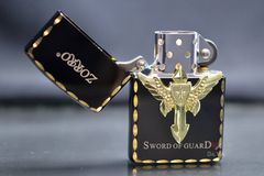 Bật lửa xăng đá Zorro ốp Emblem chủ đề Sword Of Guard Z8667