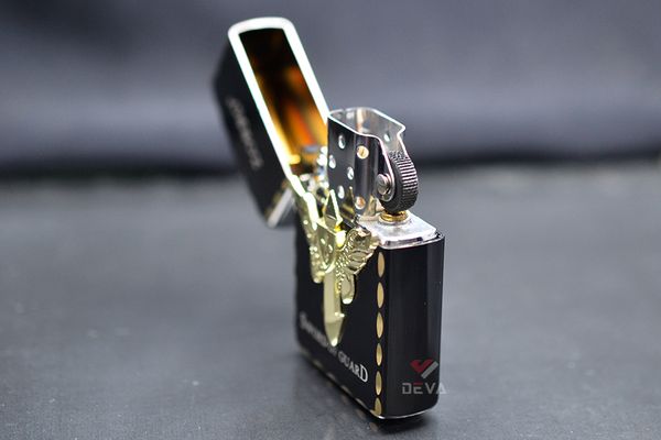 Bật lửa xăng đá Zorro ốp Emblem chủ đề Sword Of Guard Z8667