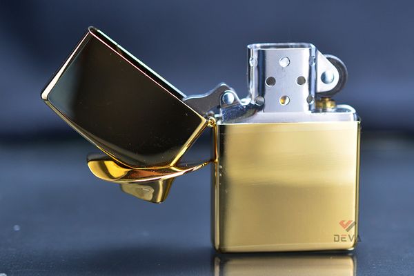 Zippo Để Bàn Mạ Vàng 24K Chủ Đề Cao Bồi Chăn Bò Texas ZN358