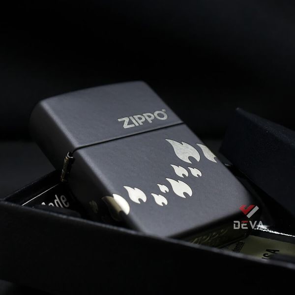 Zippo Premium Sơn Đen Khắc Chìm Ngọn Lửa Và Logo Zippo Z34