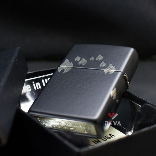 Zippo Premium Sơn Đen Khắc Chìm Ngọn Lửa Và Logo Zippo Z34