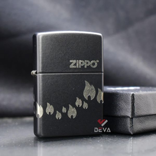 Zippo Premium Sơn Đen Khắc Chìm Ngọn Lửa Và Logo Zippo Z34