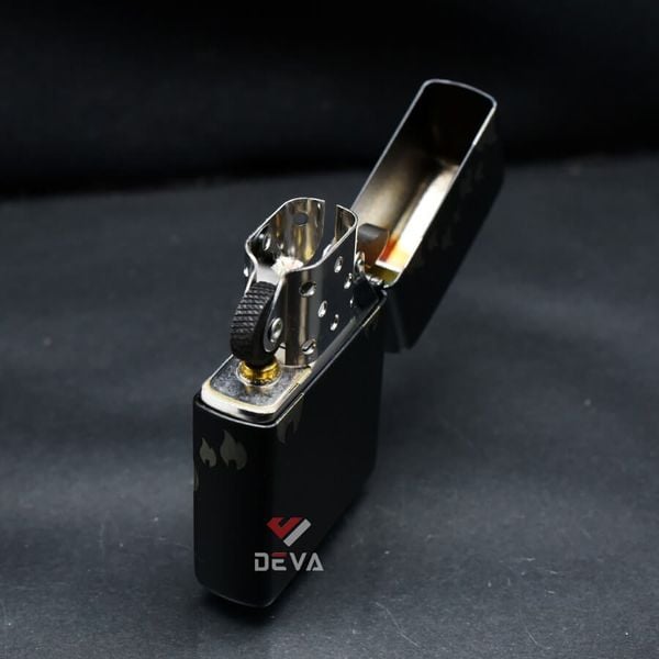 Zippo Premium Sơn Đen Khắc Chìm Ngọn Lửa Và Logo Zippo Z34