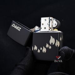 Zippo Premium Sơn Đen Khắc Chìm Ngọn Lửa Và Logo Zippo Z34