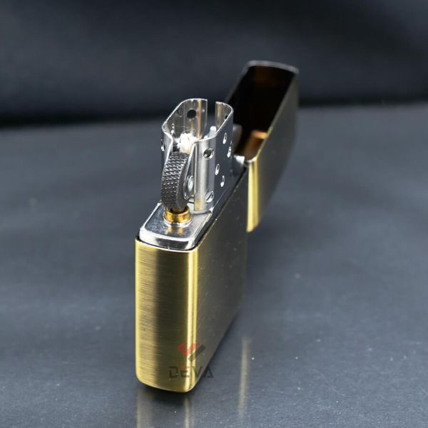 Zippo Kẻ Chéo Ốp Gỗ Khắc Hoa Văn Cổ Điển ZN267