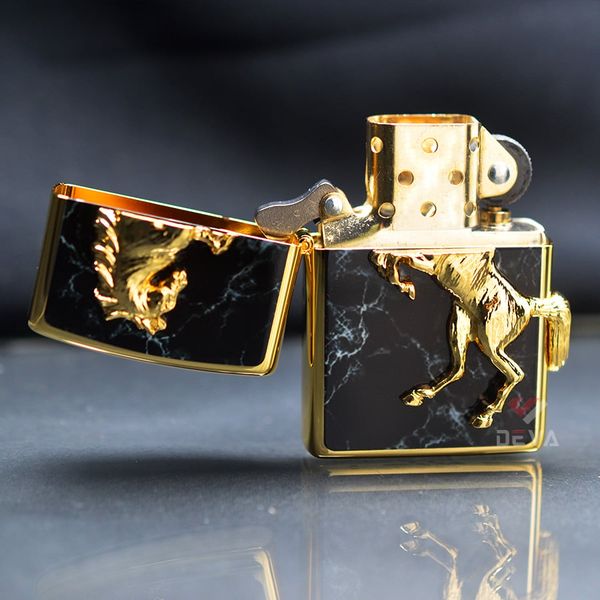 Zippo Ốp Cẩm Thạch Đen Ngựa Nổi Mạ Vàng ZN115