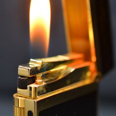 Bật lửa Dupont sơn mài đen viền vàng D133