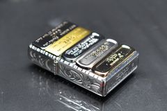 Zippo 2 Đáy Bottomz Up Ốp Mộc Đáy Các Thời Kỳ ZN373