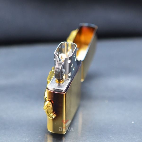 Zippo Đồng Cháy Ốp Chú Ngựa Chiến Thắng ZN17