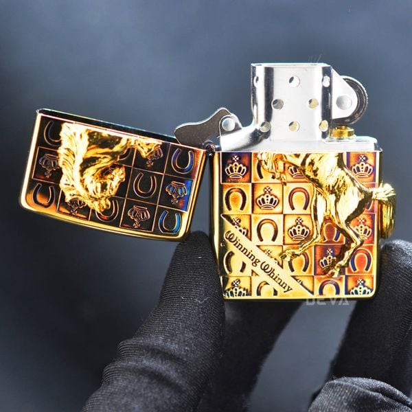 Zippo Đồng Cháy Ốp Chú Ngựa Chiến Thắng ZN17