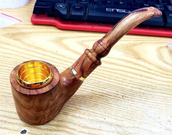 Tẩu gỗ sưa cán cong đế bằng ốp miệng mạ vàng Freesize TG07