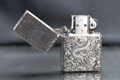 Bật lửa chính hãng Zorro Bạc Khối Khắc Rồng Mây ZBK03