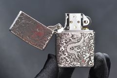 Bật lửa chính hãng Zorro Bạc Khối Khắc Rồng Mây ZBK03