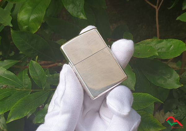 Zippo bạc khắc hình cá chép ZN172