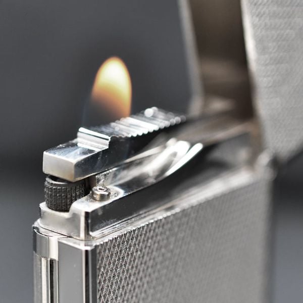 Bật lửa ST Dupont trắng ô vuông D139