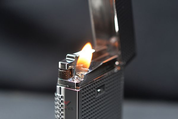 Bật lửa Calories 2 Lửa Hoa Văn Ô Vuông 3D Bạc CL-S02