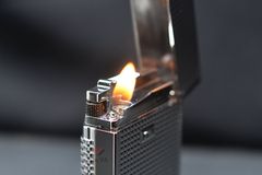 Bật lửa Calories 2 Lửa Hoa Văn Ô Vuông 3D Bạc CL-S02