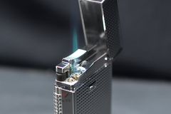 Bật lửa Calories 2 Lửa Hoa Văn Ô Vuông 3D Bạc CL-S02