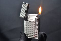 Bật lửa Calories 2 Lửa Hoa Văn Ô Vuông 3D Bạc CL-S02