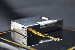 Bật lửa Calories 2 Lửa Hoa Văn Ô Vuông 3D Bạc CL-S02