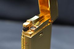 Bật lửa Calories 2 Lửa Hoa Văn Ô Vuông 3D Vàng CL-S01