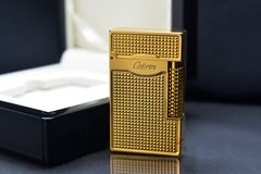 Bật lửa Calories 2 Lửa Hoa Văn Ô Vuông 3D Vàng CL-S01